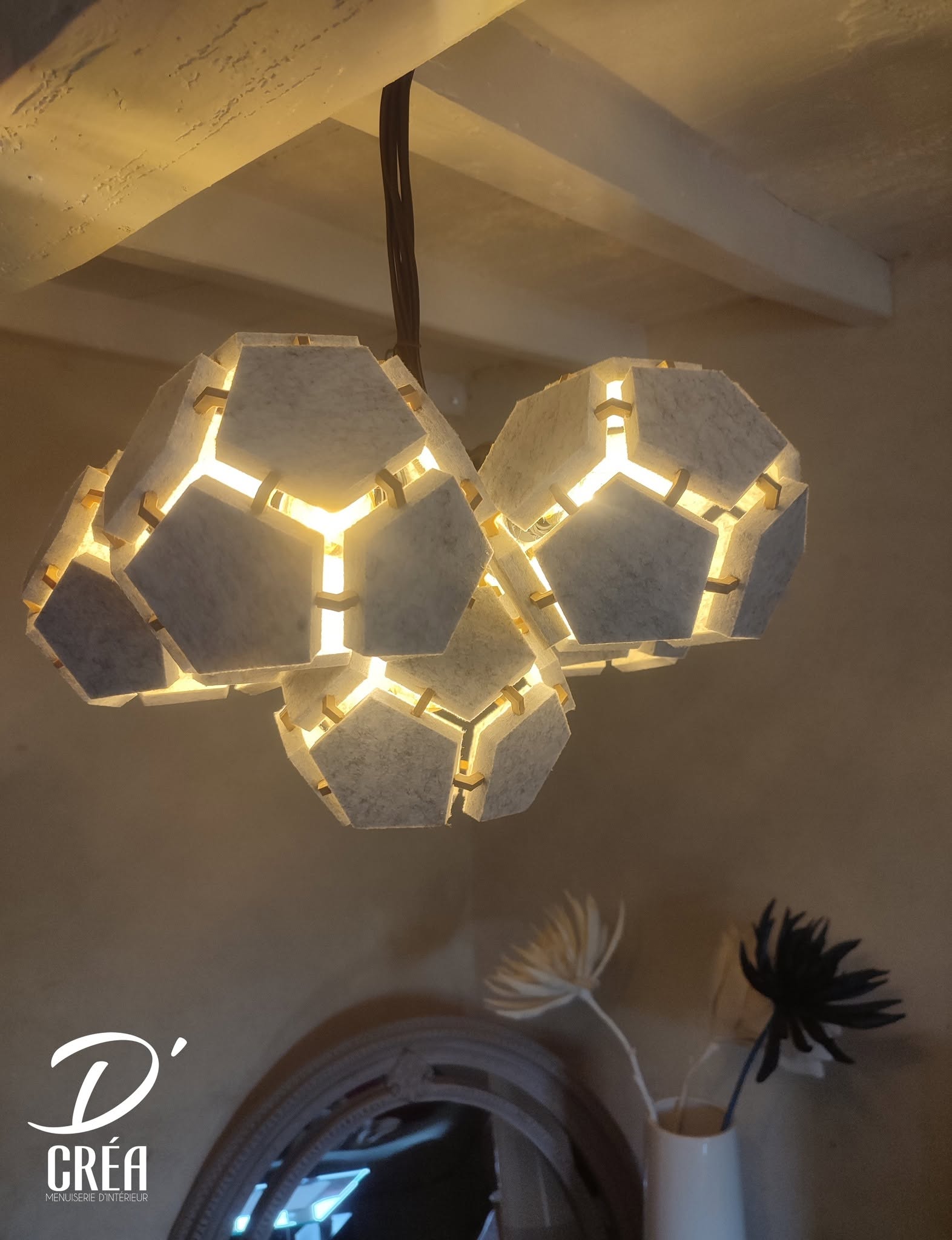 Luminaire dodécaèdre allumé, jeu d'ombres et de lumière, D'Créa