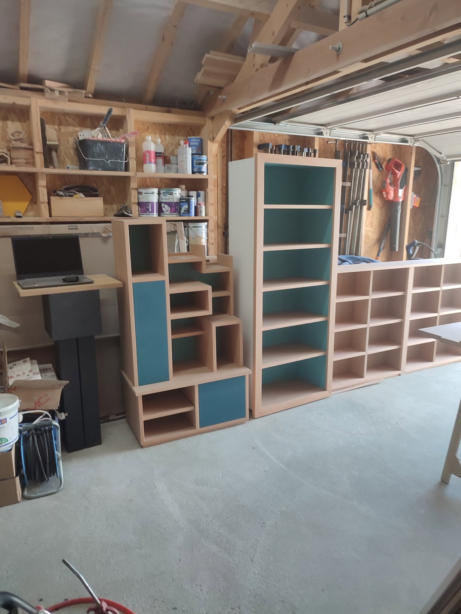 Outils et pièces de bois à l'atelier D'Créa