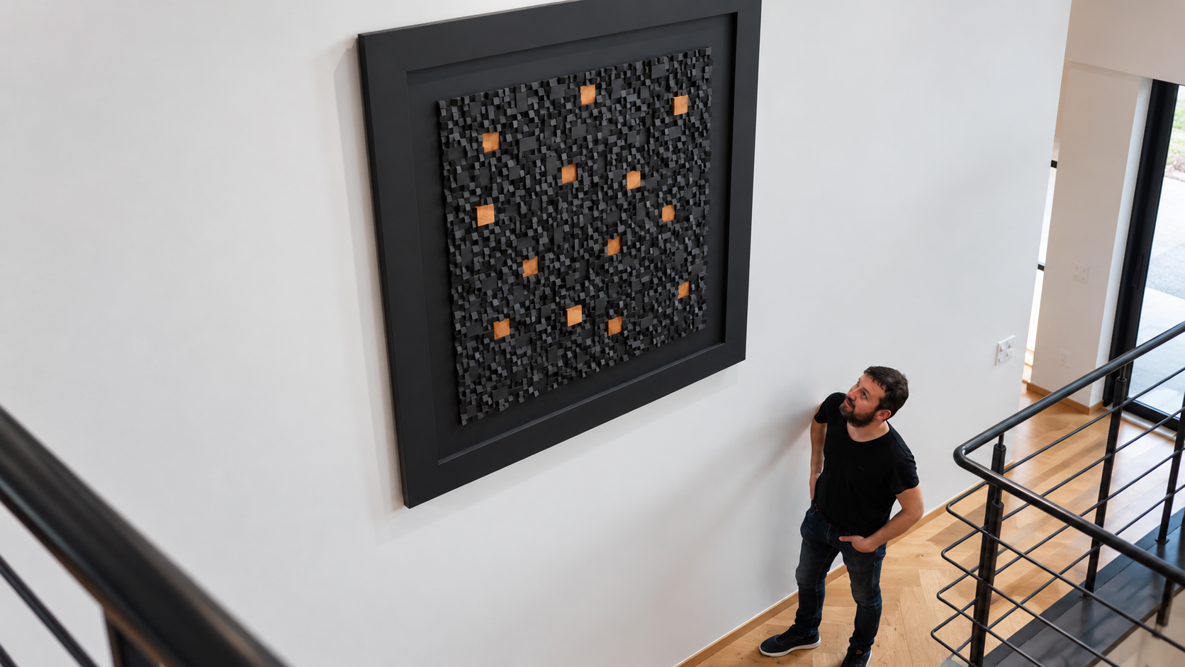 Œuvre murale en bois dans une cage d'escalier, création artistique de D'Créa
